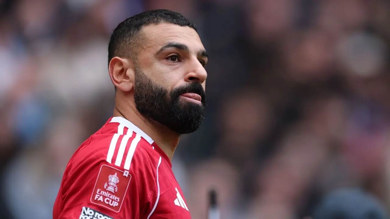 “خنجر في ظهر سلوت”.. كيف يسكب صلاح الزيت على نيران ليفربول المشتعلة!